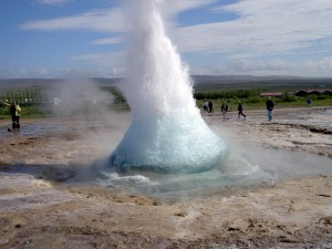 Strokkur_Geysir_Iceland_2005-4